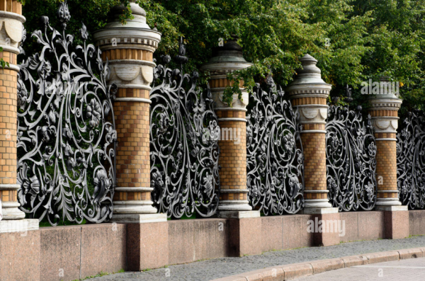 Pagar besi dengan anyaman artistik